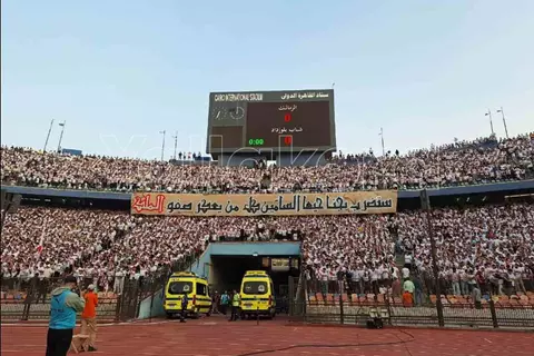 من نقوش مقبرة توت عنخ آمون.. جمهور الزمالك يستقبل بلوزداد بـ"لعنة الفراعنة" (فيديو)